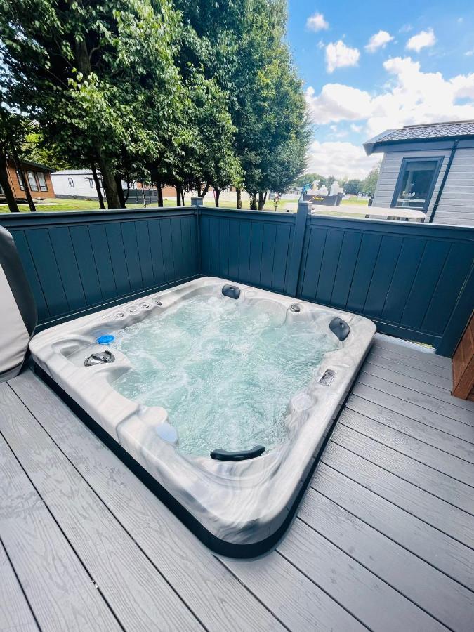 יורק Fir Tree Lodge With Hot Tub מראה חיצוני תמונה