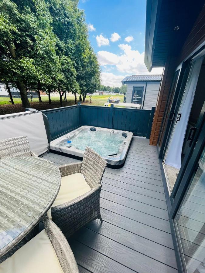 יורק Fir Tree Lodge With Hot Tub מראה חיצוני תמונה